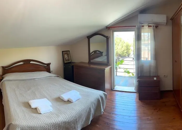 Deny's - With Shared Kitchen & Bathroom