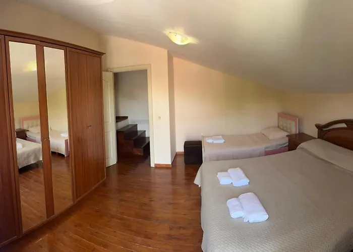 Deny's - With Shared Kitchen & Bathroom