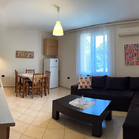 Deny's - With Shared Kitchen & Bathroom * Tirana