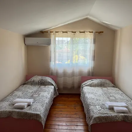 Δωμάτια σε οικογενειακή κατοικία Deny's *