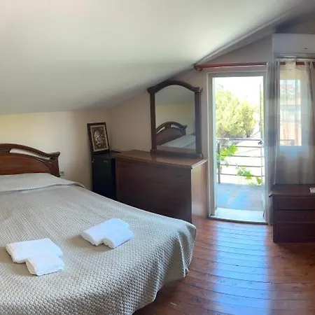 Deny's - With Shared Kitchen & Bathroom