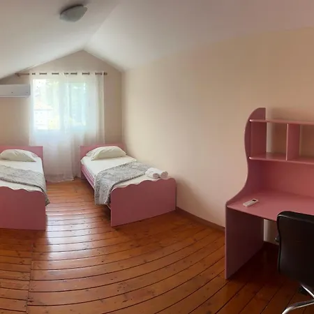 Deny's * Τίρανα