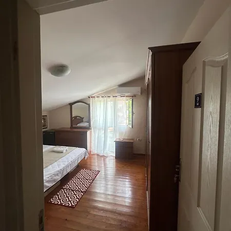 Privat bolig Deny's - With Shared Kitchen & Bathroom Tirana