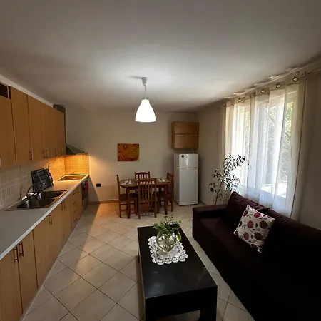 Deny's Séjour chez l'habitant Tirana