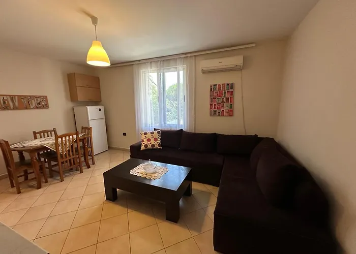 Privatunterkunft Deny's - With Shared Kitchen & Bathroom