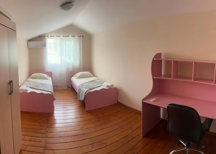 Deny's - With Shared Kitchen & Bathroom * Tirana